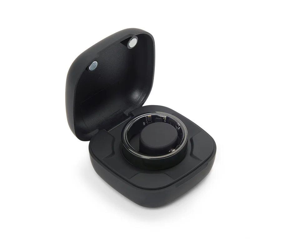Ein schwarzer Smart Ring liegt in einer geöffneten schwarzen Hülle.
