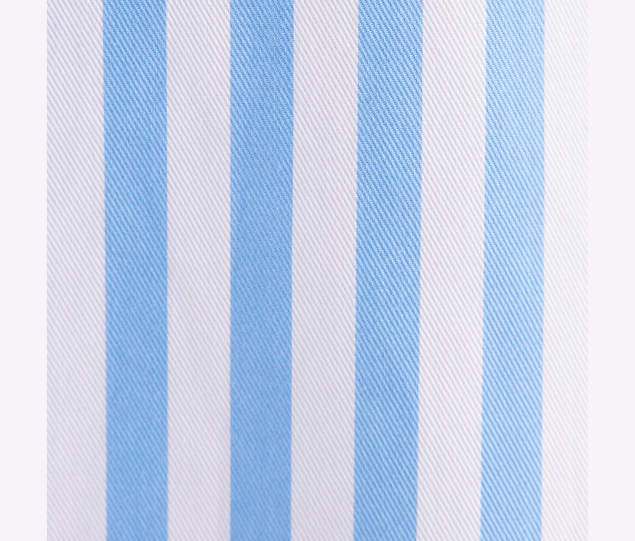 Blau-weiß gestreifter Stoff mit diagonaler Webstruktur der Seidensticker Oversize Hemdbluse.