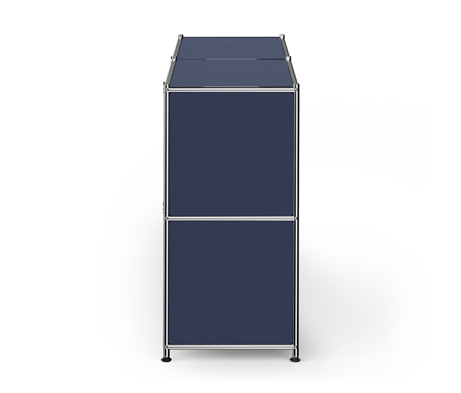 Ein hoher, schmaler, modularer Schrank mit zwei dunkelblauen Abschnitten, einem silberfarbenen Rahmen und dunklen Füßen, leicht von oben und der Seite gesehen.