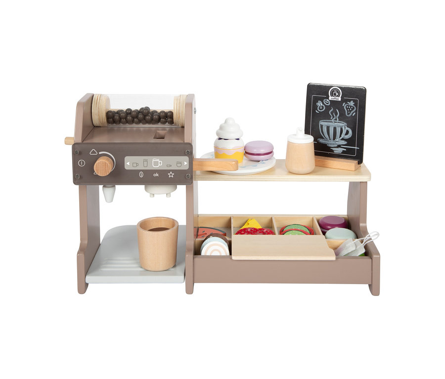 Ein hölzernes small foot Barista-Set mit Kaffeemaschine, Tasse und einer Theke mit Tafel, Kuchen, Macaron und Zuckerstreuer. Darunter Fächer mit Spielzeug-Wassermelonenscheiben und Keksen.