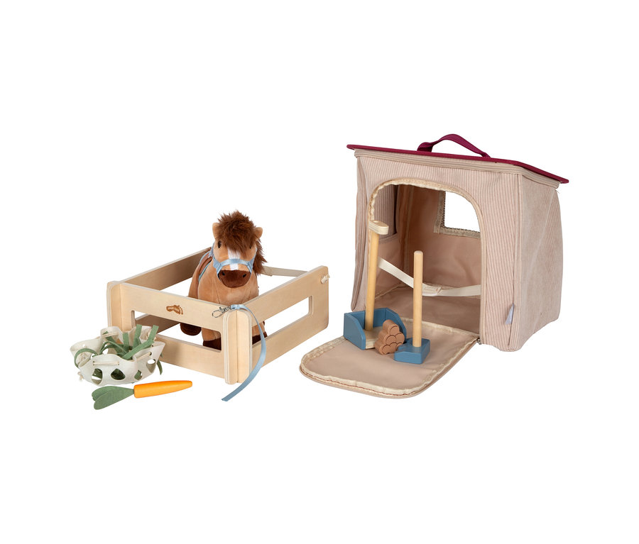 small foot Spiel-Set Pferd mit Stall: Plüschpferd steht in einem Holzstall mit Heu und Karotte, daneben ein aufklappbarer Spielzeugstall mit Zubehör.