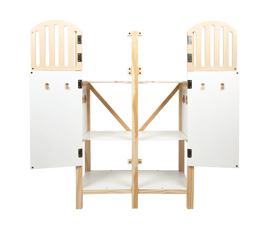 Der small foot Hobby-Horse-Pferdestall mit zwei offenen, weißen Schranktüren und Regalen aus hellem Holz.