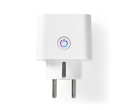 Weißer Smart Plug mit Eurostecker Typ F, zwei runden Stiften, einer Erdungsklemme und einem runden Einschaltknopf mit blau-lila Leuchten auf der Vorderseite.