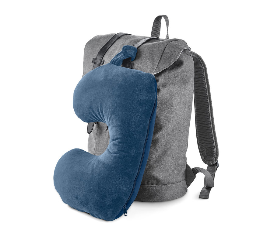 Ein blaues 2-in-1-Reisekissen hängt an einem grauen Rucksack.