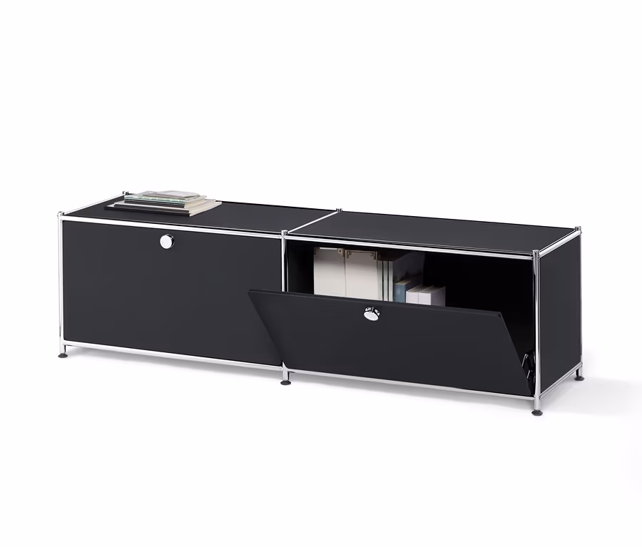 Schwarzes Metall-Lowboard mit 2 Klappenfächern, wobei eine Klappe offen ist.