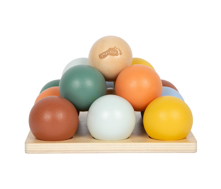 Bunte Holzkugeln in Naturholz, Dunkelgrün, Orange, Hellblau, Gelb und Rostbraun auf einer Holzplatte. Die oberste Kugel hat ein "small foot"-Logo und einen Fußabdruck.