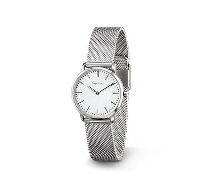Damenuhr mit Milanaise-Armband auf weißem Hintergrund.