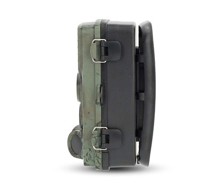 Seitenansicht einer Tarnkamera in Camouflage-Grün und Schwarz mit zwei Metallverschlüssen und einem schwarzen Befestigungsband.