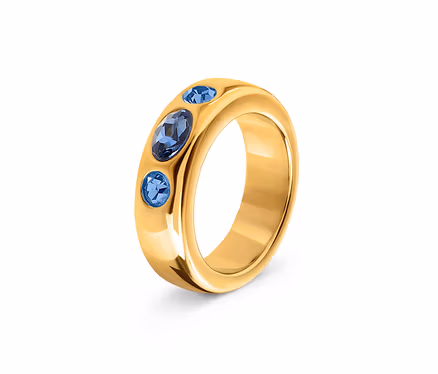 Goldener Ring mit drei blauen Edelsteinen.