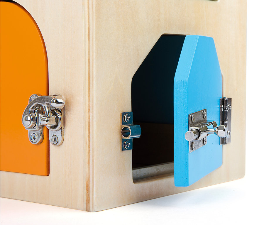 Detailansicht des small foot Schlosshaus aus Holz mit farbigen Türen und Metallschlössern.