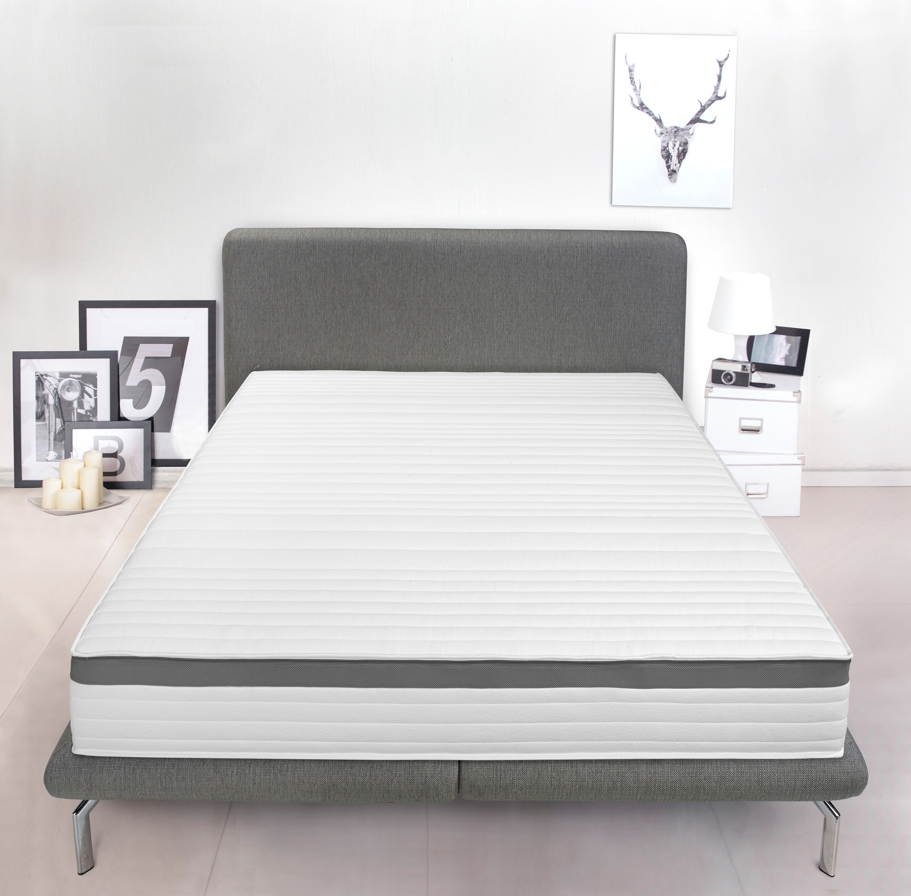 Eine Badenia-7-Zonen-Kaltschaummatratze liegt auf einem Bett.