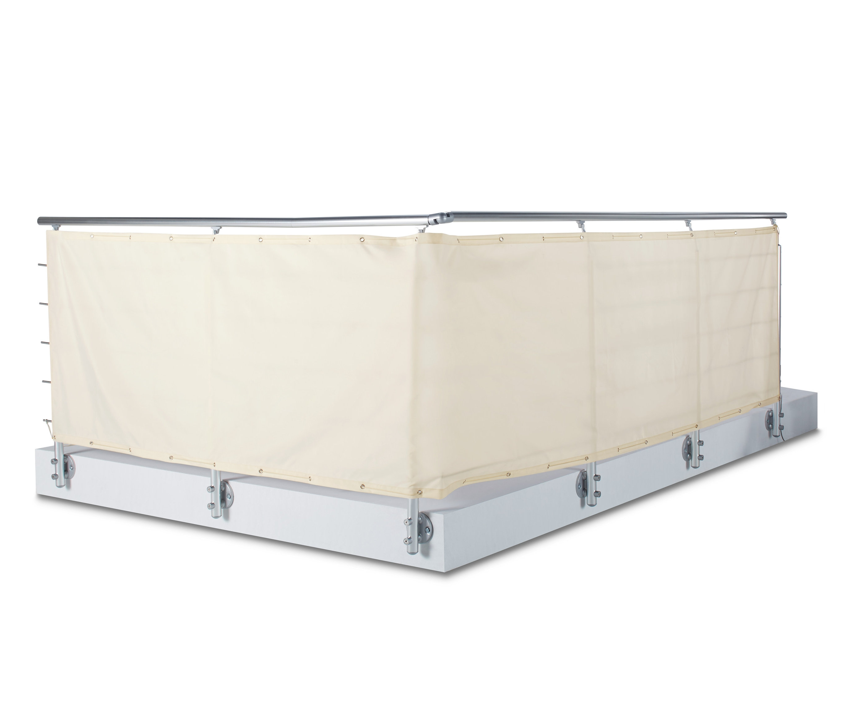 Ein cremefarbener Balkon-Sicht- und Windschutz ist an einem silbernen Rahmen befestigt.