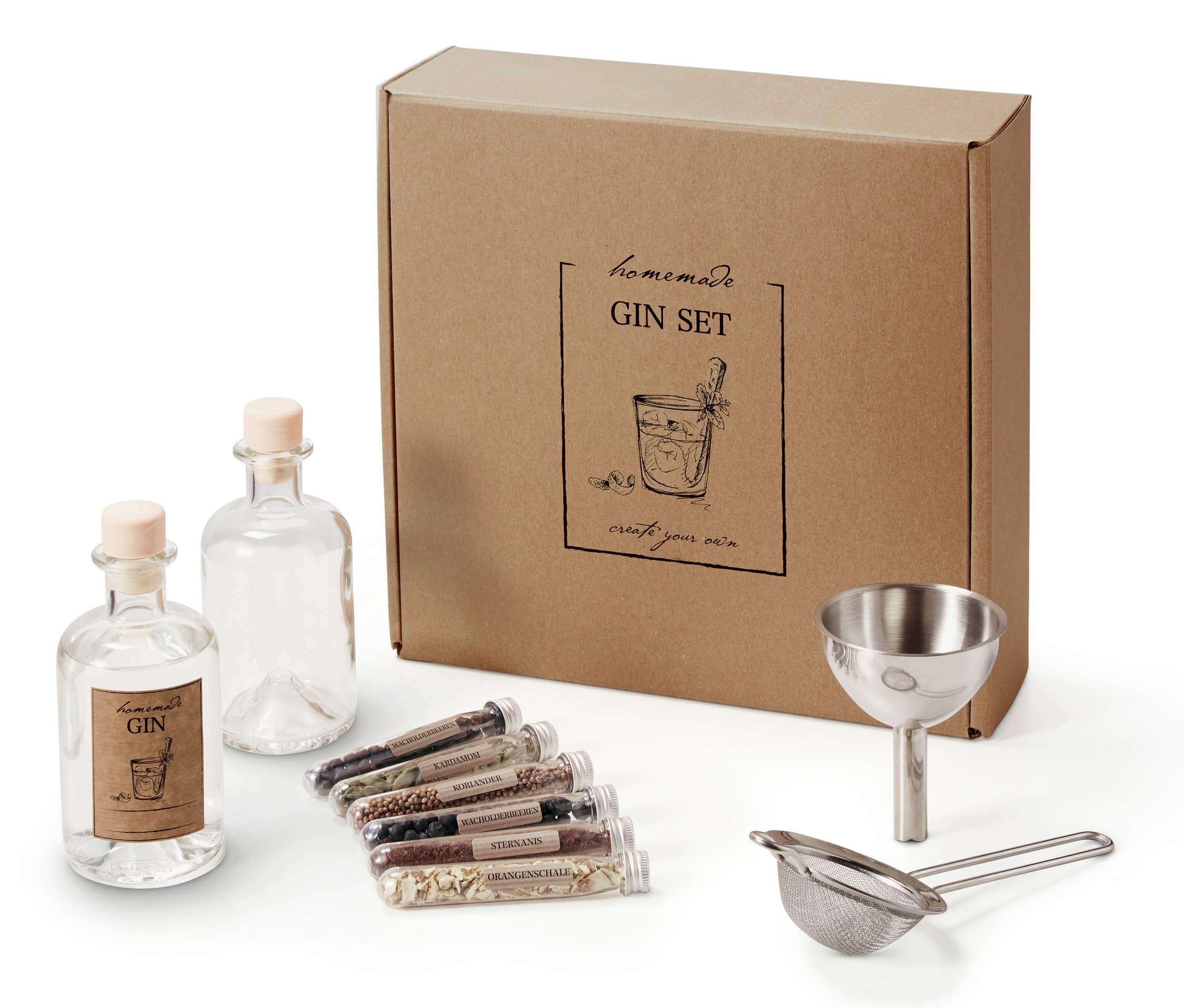Gin-Set zum Selbermachen mit Flaschen, Gewürzen, Trichter und Sieb neben einem Karton.