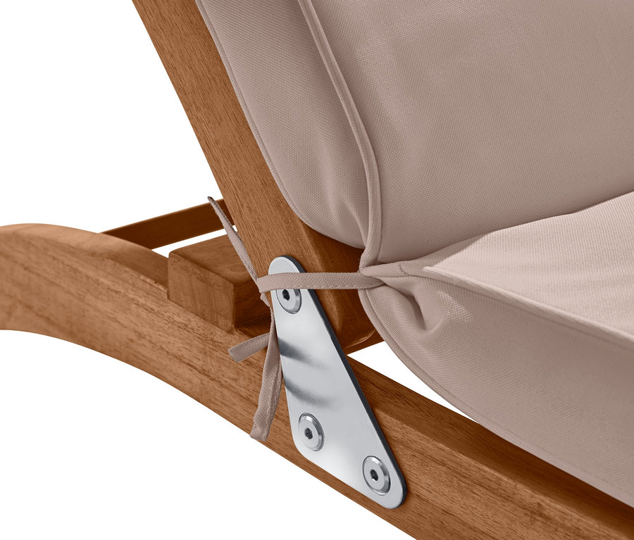 Detailansicht eines Doubledeckchairs mit abnehmbarem Fußteil, beige Polsterung und Holzrahmen.