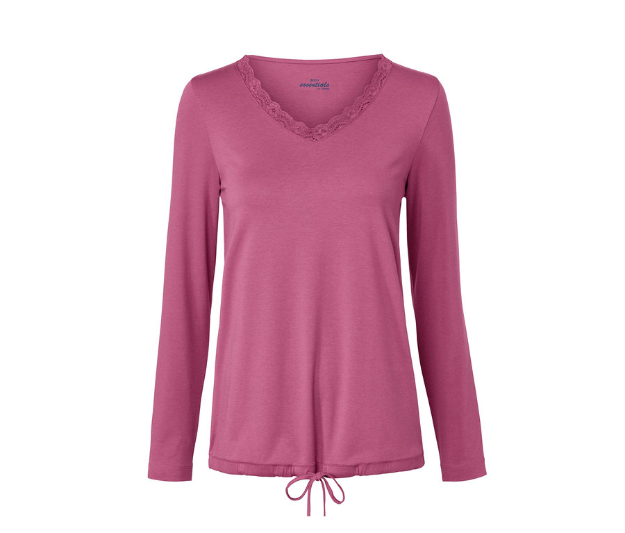 Nahaufnahme eines lilafarbenen Shorty-Pyjamas mit langen Ärmeln.