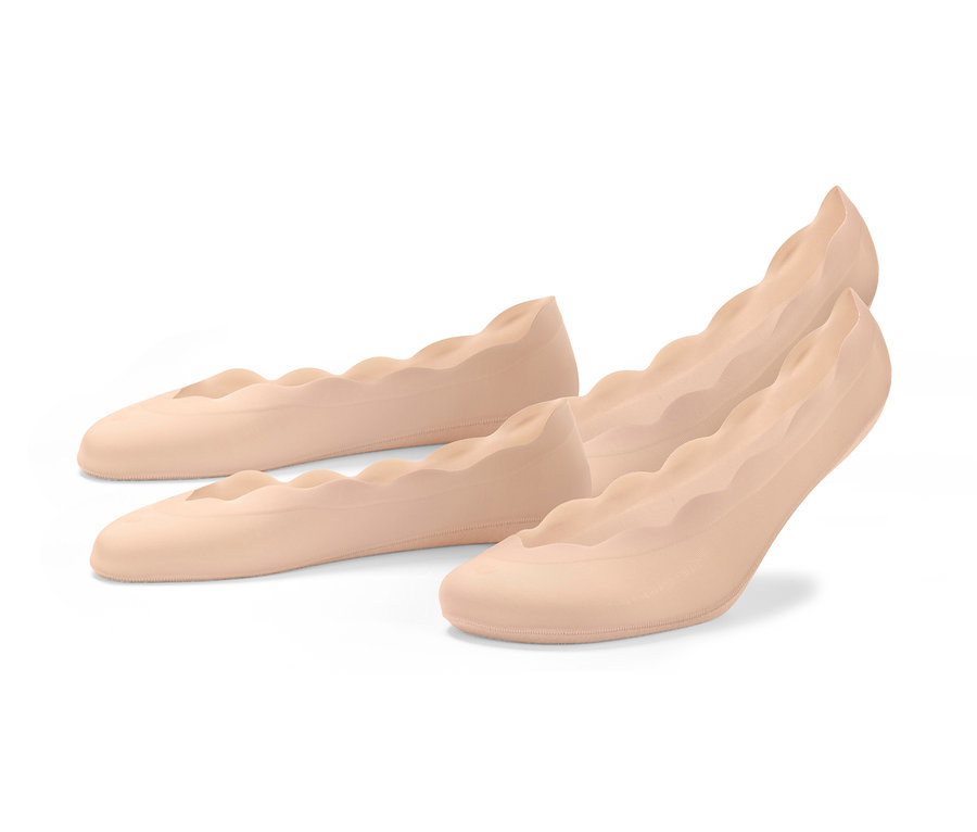 Zwei Paar hautfarbene Magic-Cut-Füßlinge liegen auf einem weißen Hintergrund.