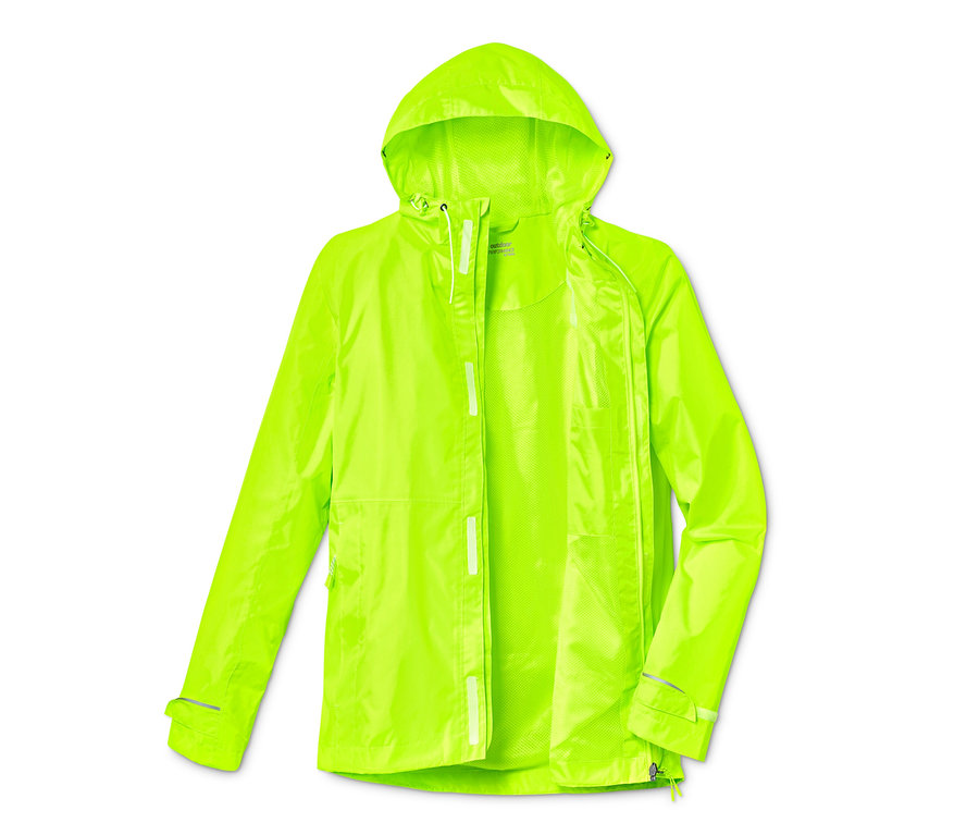 Eine neongrüne Regenjacke mit Kapuze liegt auf einem weißen Hintergrund.