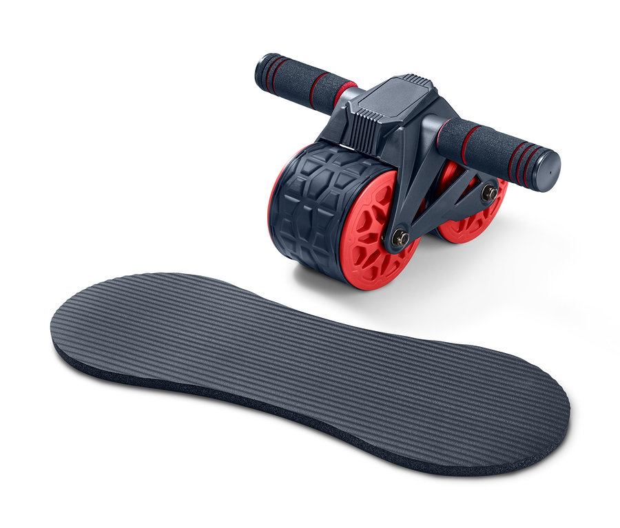 Ein schwarz-roter Fitness-Roller und eine Unterlage auf weißem Hintergrund.