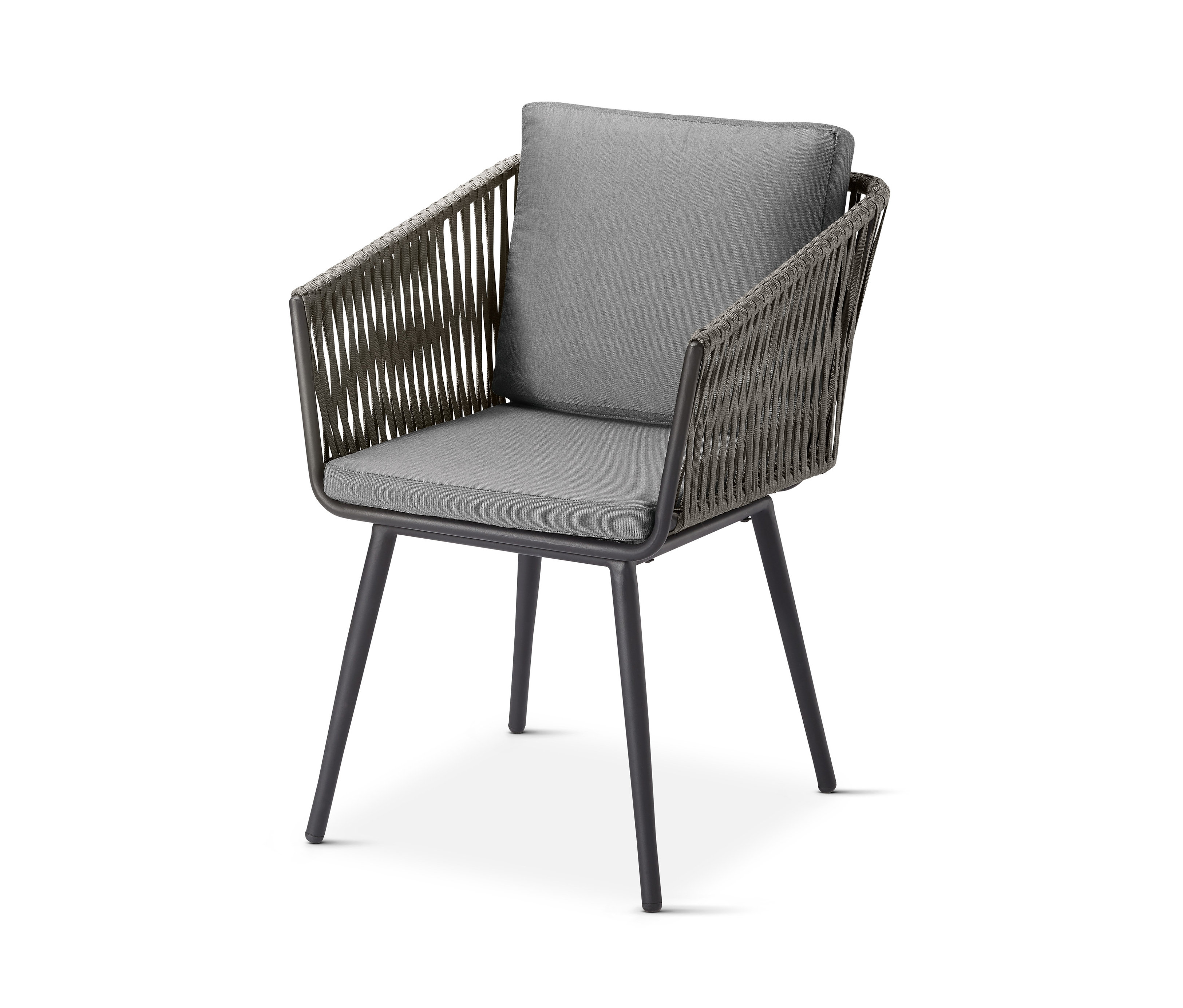 Nahaufnahme eines grauen Sessels »Rope« mit Textilgeflecht und Kissen.