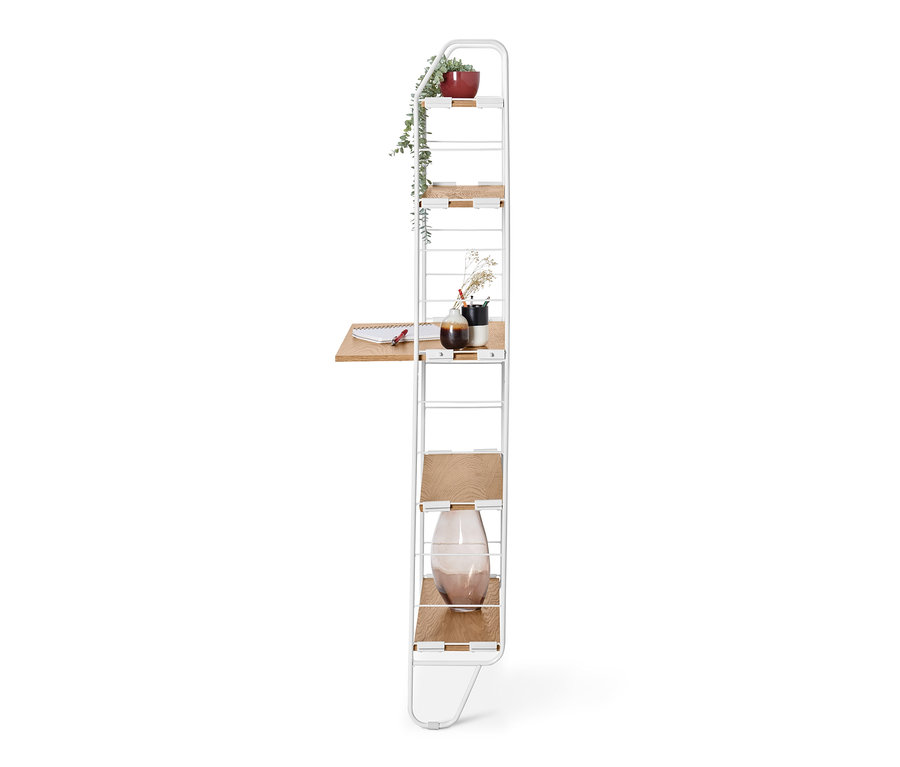 Ein weißes Wandregal mit Arbeitsfläche aus Holzmaterial, auf dem ein Notizbuch und eine Vase stehen.