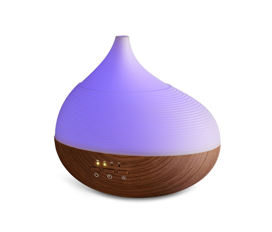 Ein Aromadiffusor mit Wellness-Beleuchtung auf weißem Hintergrund.