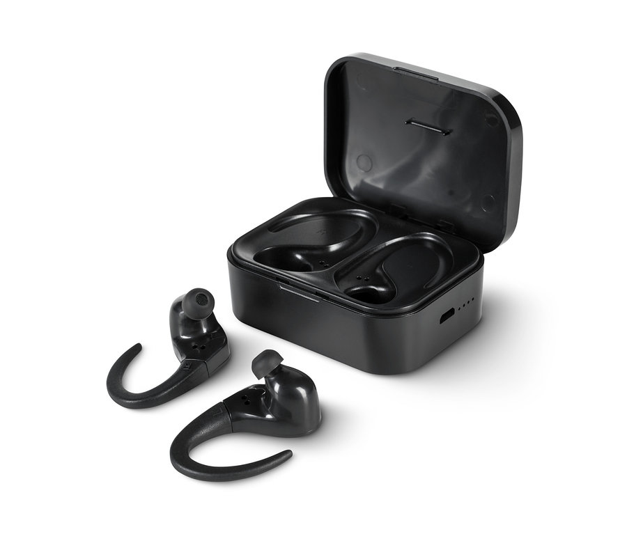 Zwei schwarze TWS-In-Ear-Sport-Kopfhörer und ein offenes, schwarzes Ladecase.