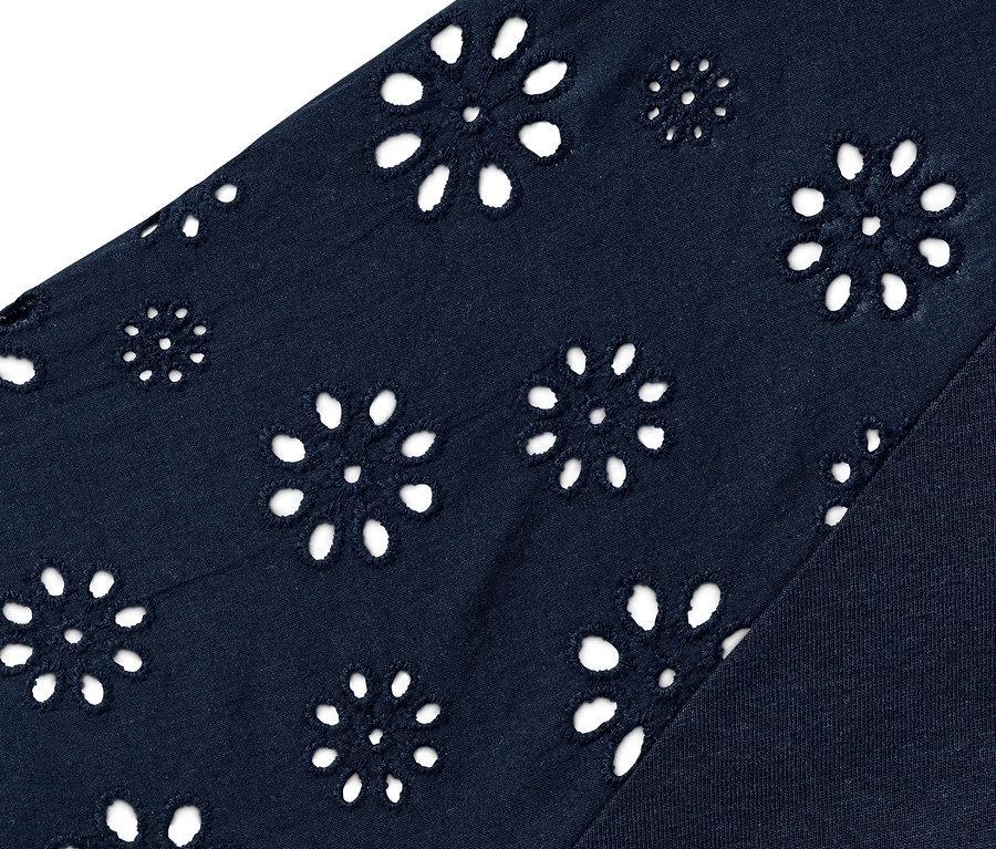 Detailansicht eines dunkelblauen Shirts mit Stickerei.