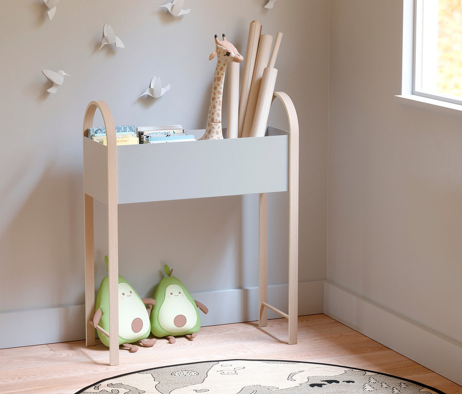 Grauer Umbra Bellwood Blumenkasten und Aufbewahrungsbox mit Spielzeug im Kinderzimmer.