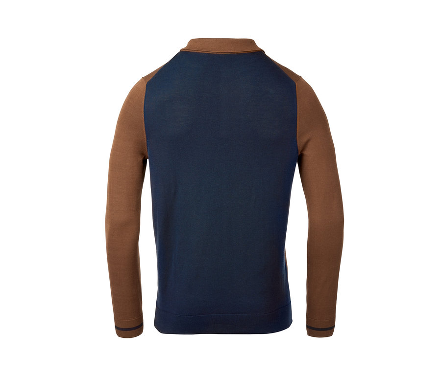 Rückansicht eines Strick-Poloshirts mit braunen Ärmeln und marineblauem Rumpf.