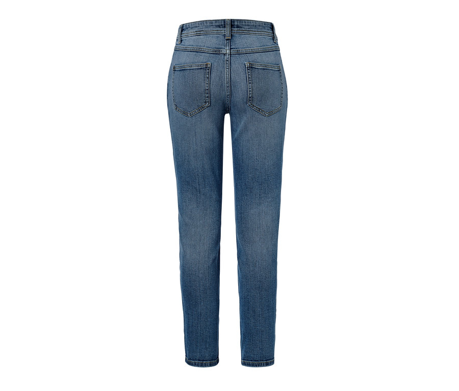 Blaue Slimfit-Jeans von hinten.