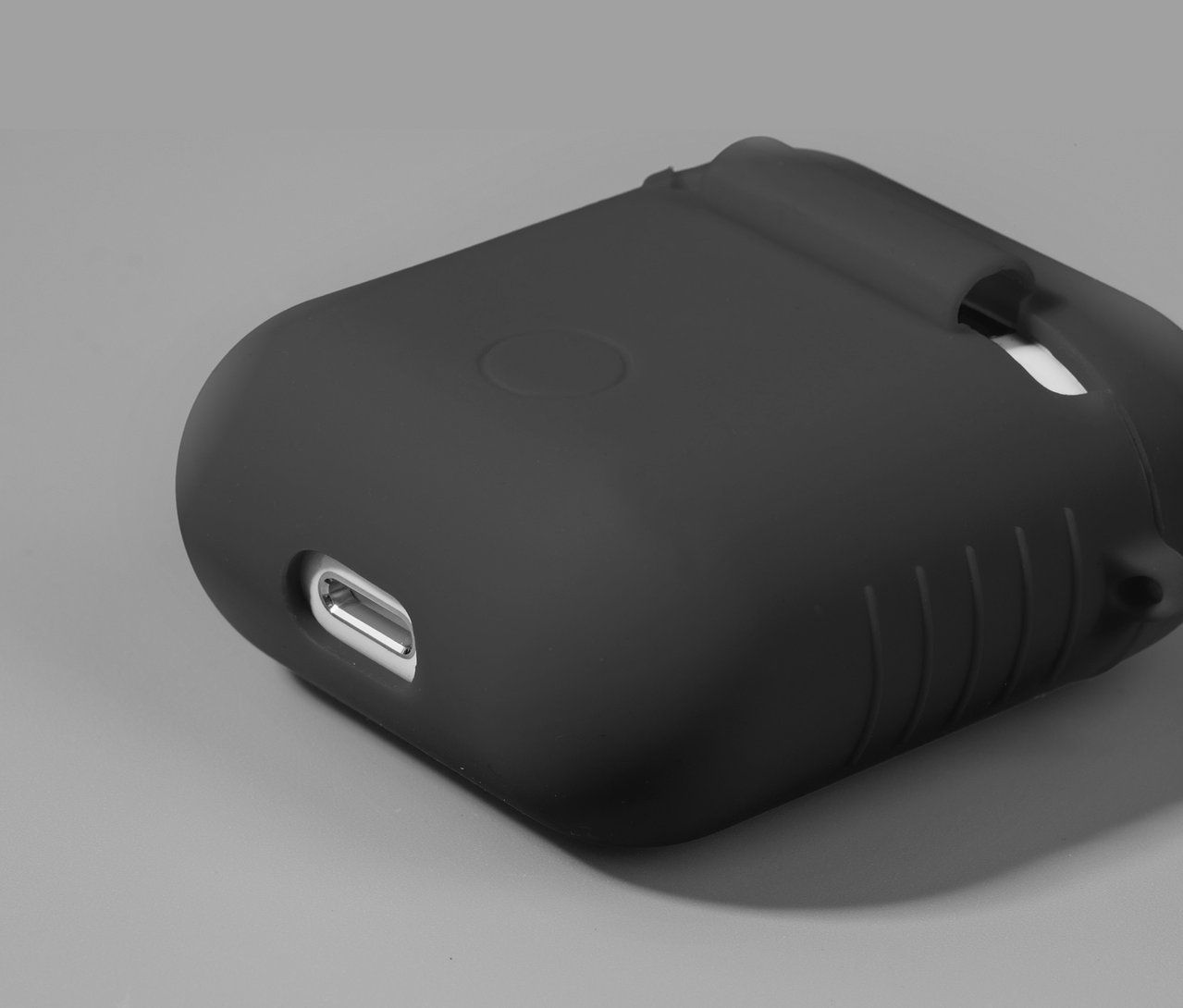 Detailansicht einer schwarzen LAUT Hülle für AirPods Serie 1 und 2 »POD« auf grauem Hintergrund.