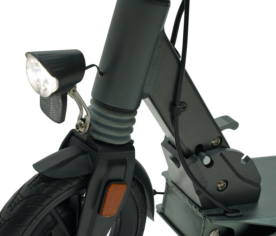 Detailaufnahme des Vorderteils eines E-Scooters vom Typ L.A. Sports E-Scooter »Speed Deluxe«.