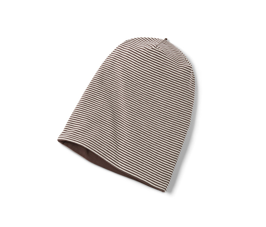 Eine braune Wendemütze mit Streifen.