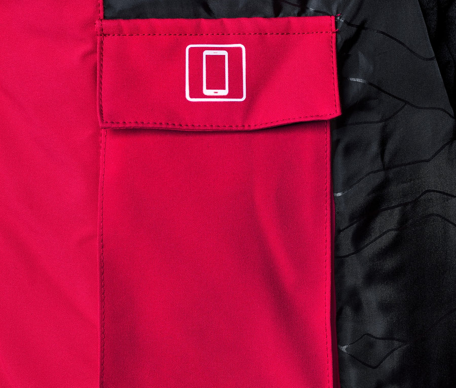 Detailansicht einer roten High-End-Skijacke mit Tasche und Smartphone-Logo.