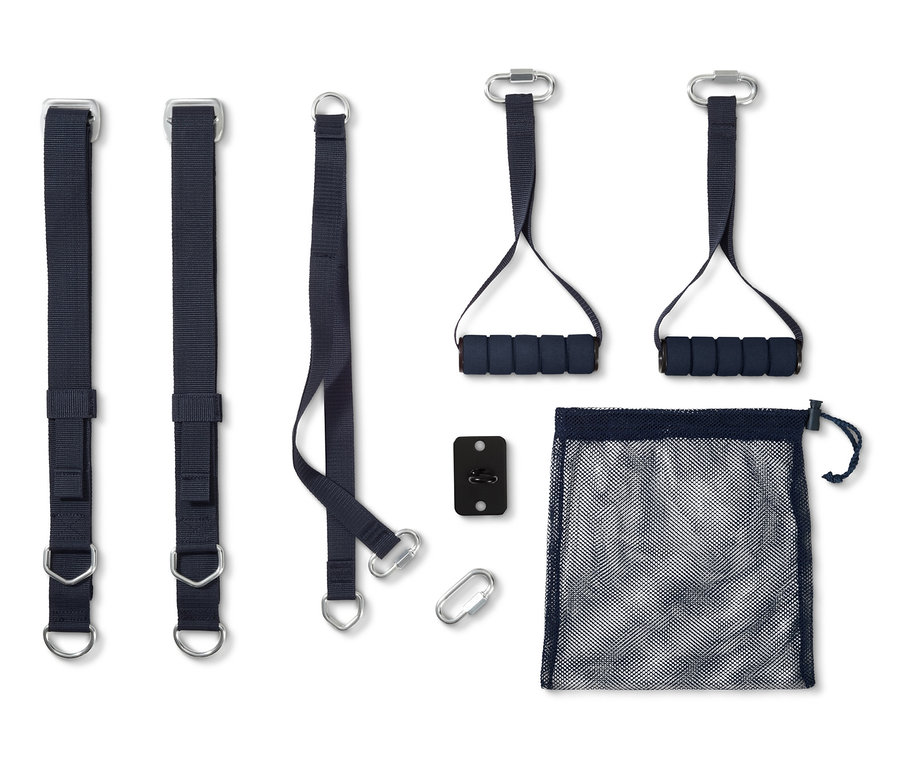 Ein Schlingentrainer Set mit Gurten, Griffen, Montageplatte und Netztasche.