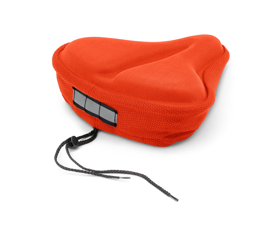 Oranger Sattelbezug Memoryfoam auf weißem Hintergrund.