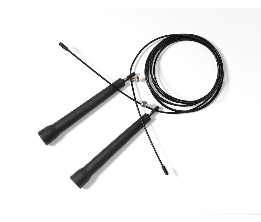 Zwei schwarze Springseile »Speed« liegen auf einem weißen Hintergrund.