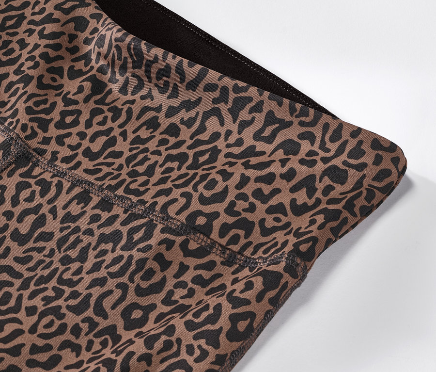 Detailansicht einer Wende-Sporttight in Dunkelbraun und Taupe mit Muster.