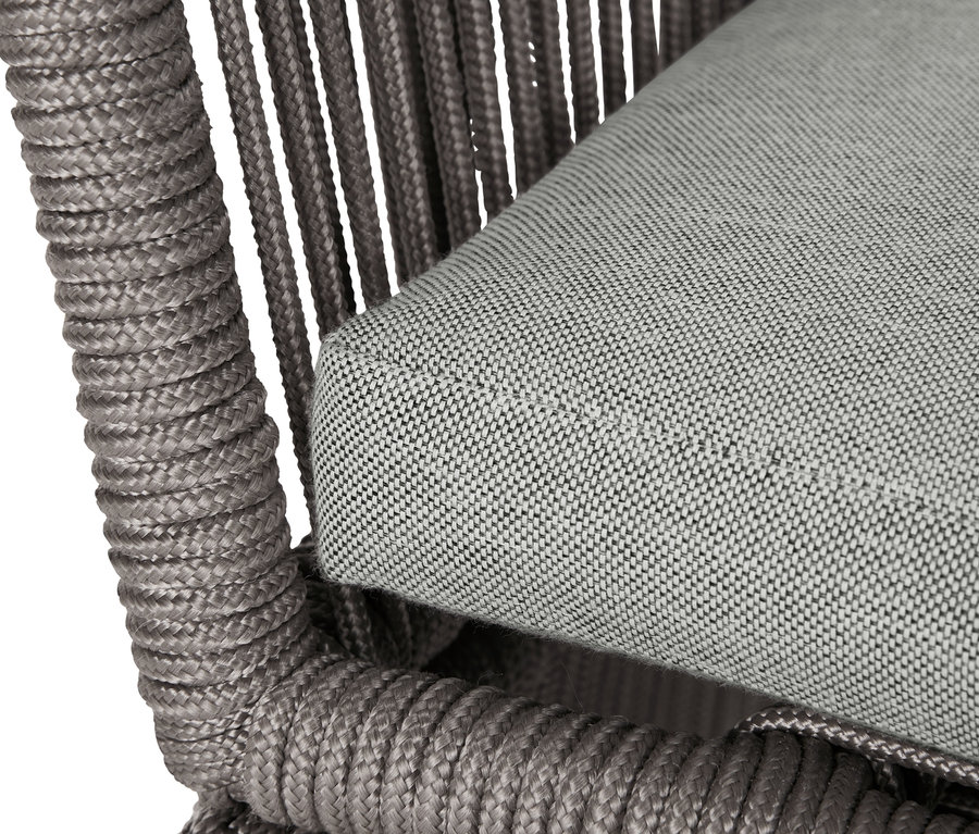 Detailaufnahme eines Dining-Sessels mit Textilgeflecht und grauem Sitzkissen.