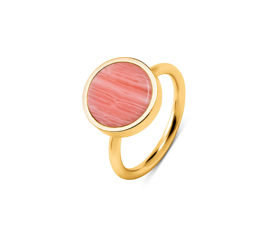 Goldener Ring mit hellrosa rundem Stein.