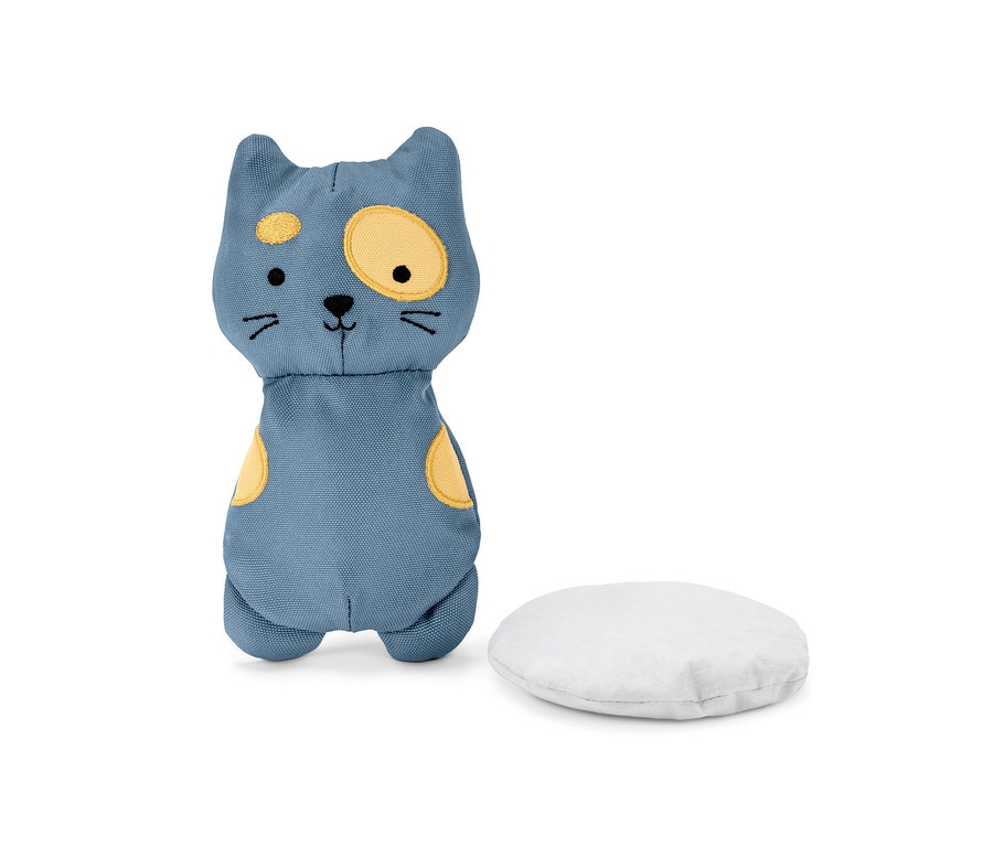 Blaues Katzen-Spielzeug in Tierform steht neben einem weißen Kissen.