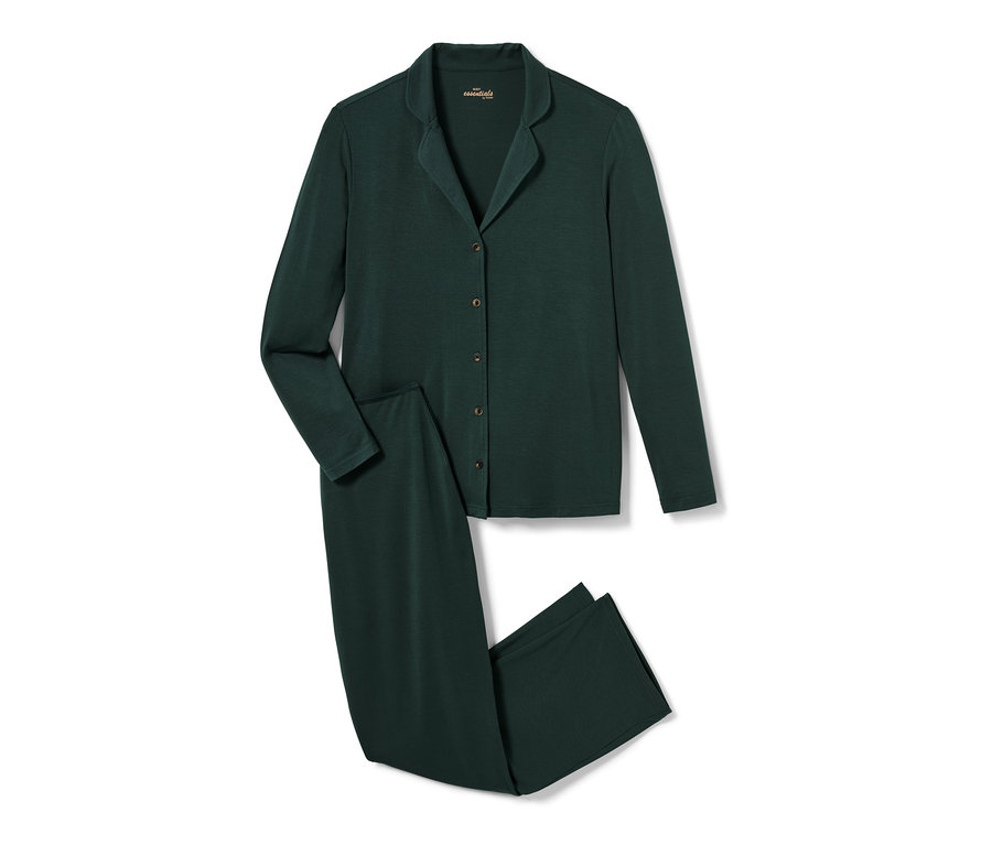 Ein grüner Pyjama mit langen Ärmeln und Knöpfen liegt auf einem weißen Hintergrund.