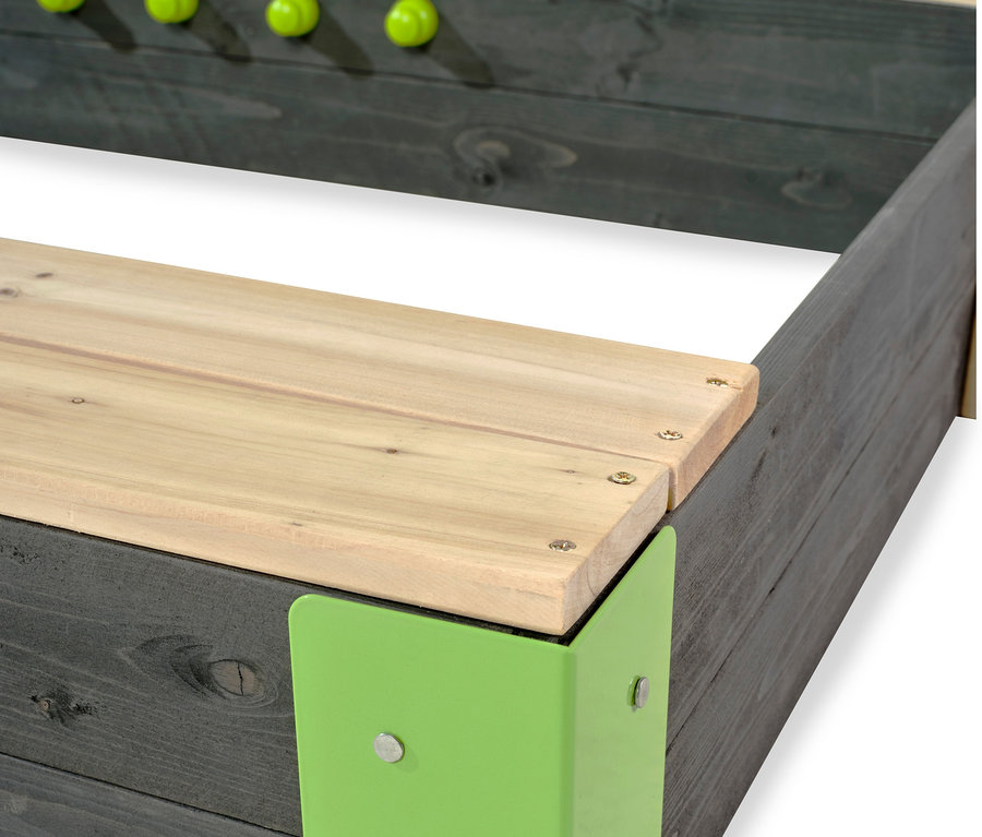 Detail einer Ecke des EXIT Holz-Sandkastens »Aksent« mit einem limettengrünen Eckteil.