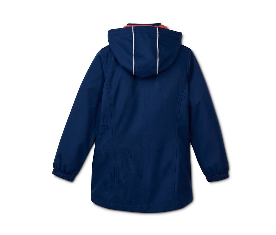 Eine blaue Softshelljacke mit Kapuze aus recyceltem Material, von hinten.