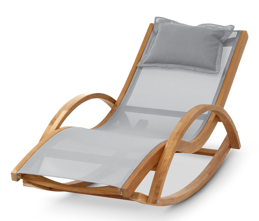 Eine Teak-Schaukelliege mit Textilien und einem Kissen.