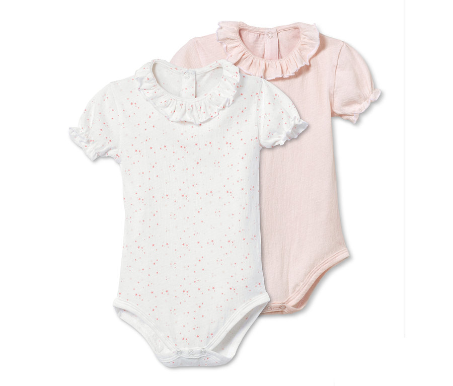 Zwei Baumwoll-Kurzarmbodys. Einer ist weiß mit rosa Sternen, der andere rosa.