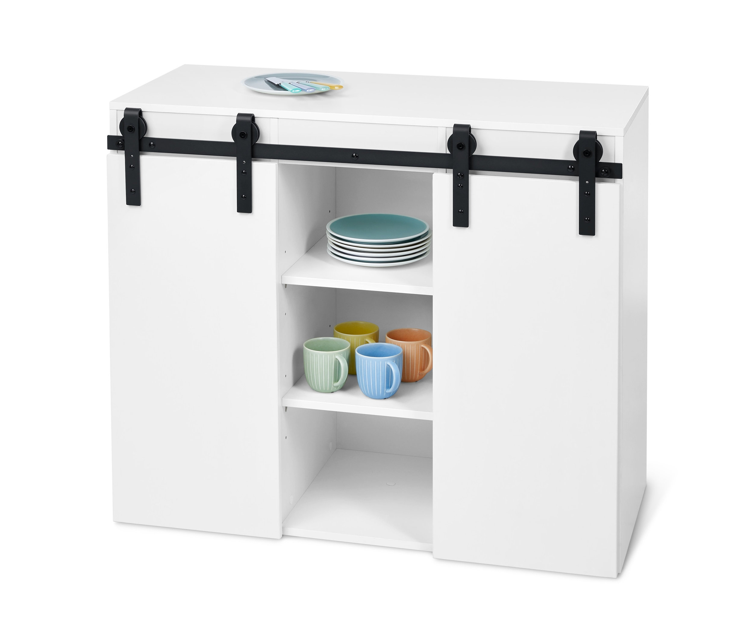 Ein weißes Sideboard mit Schwebetüren. Auf der Oberseite liegt ein Teller mit bunten Motiven. Im Inneren sind Teller und Tassen zu sehen.