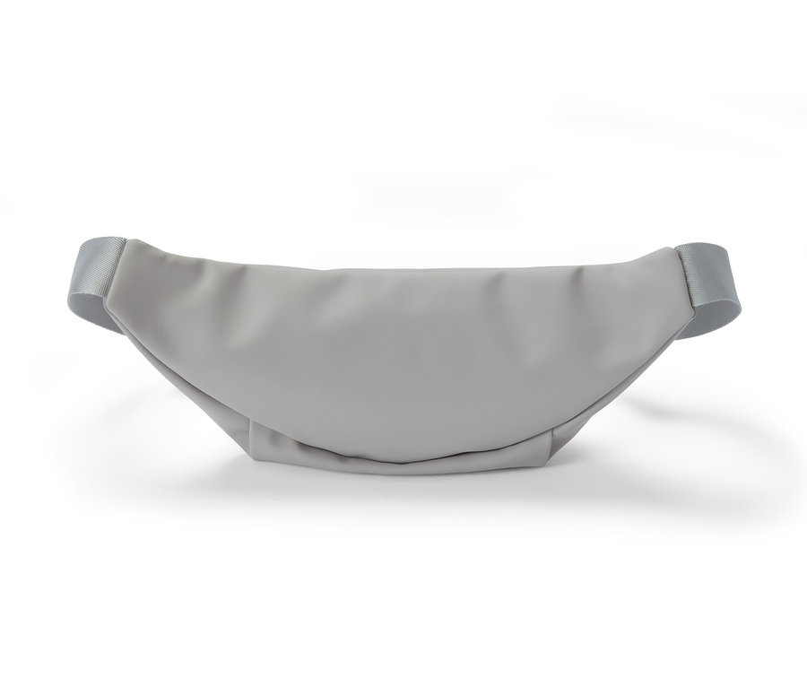 Eine graue Regen-Hüfttasche liegt auf einem weißen Hintergrund.