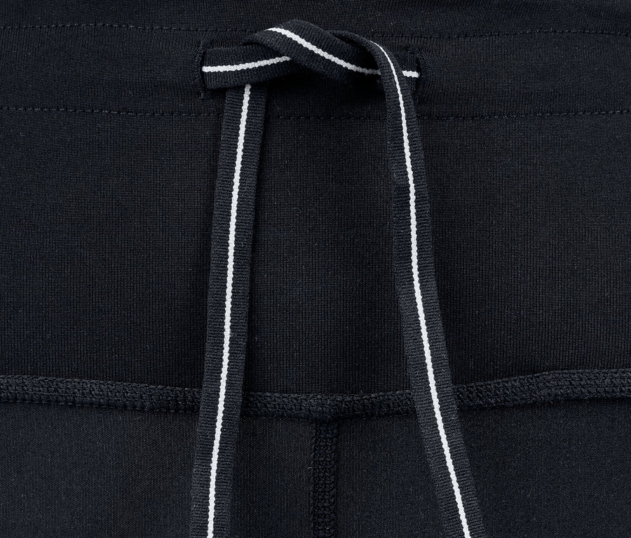 Detail einer schwarzen Sporttight mit Kordelzug.