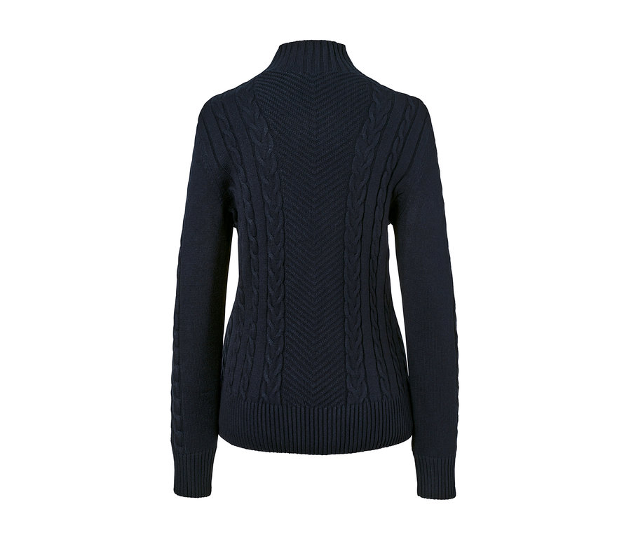 Detailansicht eines blauen Strickpullovers mit Knöpfen.